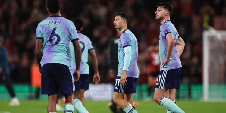 Gabriel Magalhães, Gabriel Martinelli e Declan Rice lamentando derrota do Arsenal