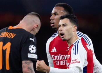 Gabriel Martinelli e Gabriel Magalhães comemorando gol do Arsenal na Champions League