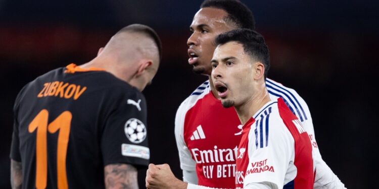 Gabriel Martinelli e Gabriel Magalhães comemorando gol do Arsenal na Champions League