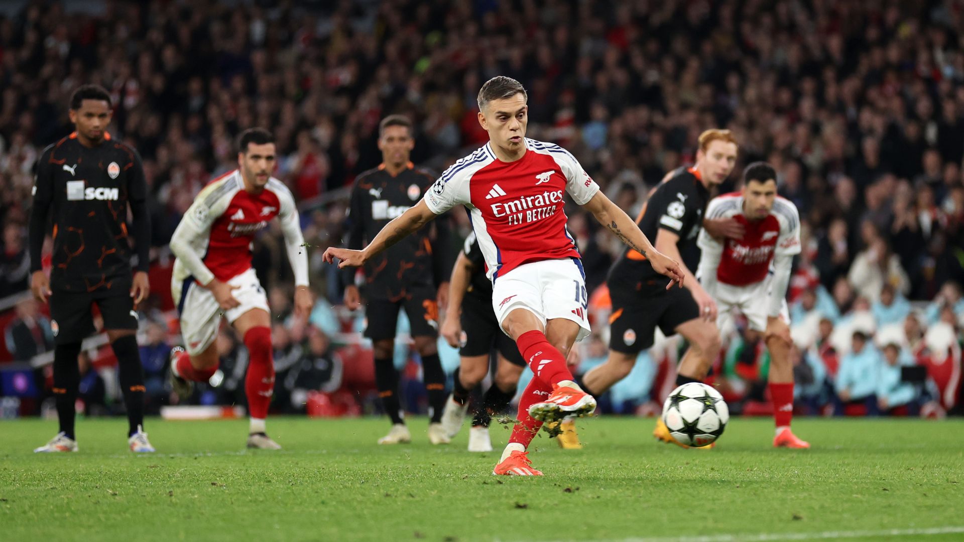 Momento que Trossard perdeu pênalti, contra o Shakhtar Donetsk