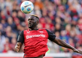 Victor Boniface em ação na vitória do Bayer Leverkusen diante do Frankfurt