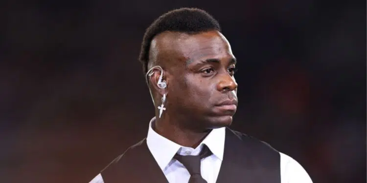 Balotelli participa de transmissão de televisão
