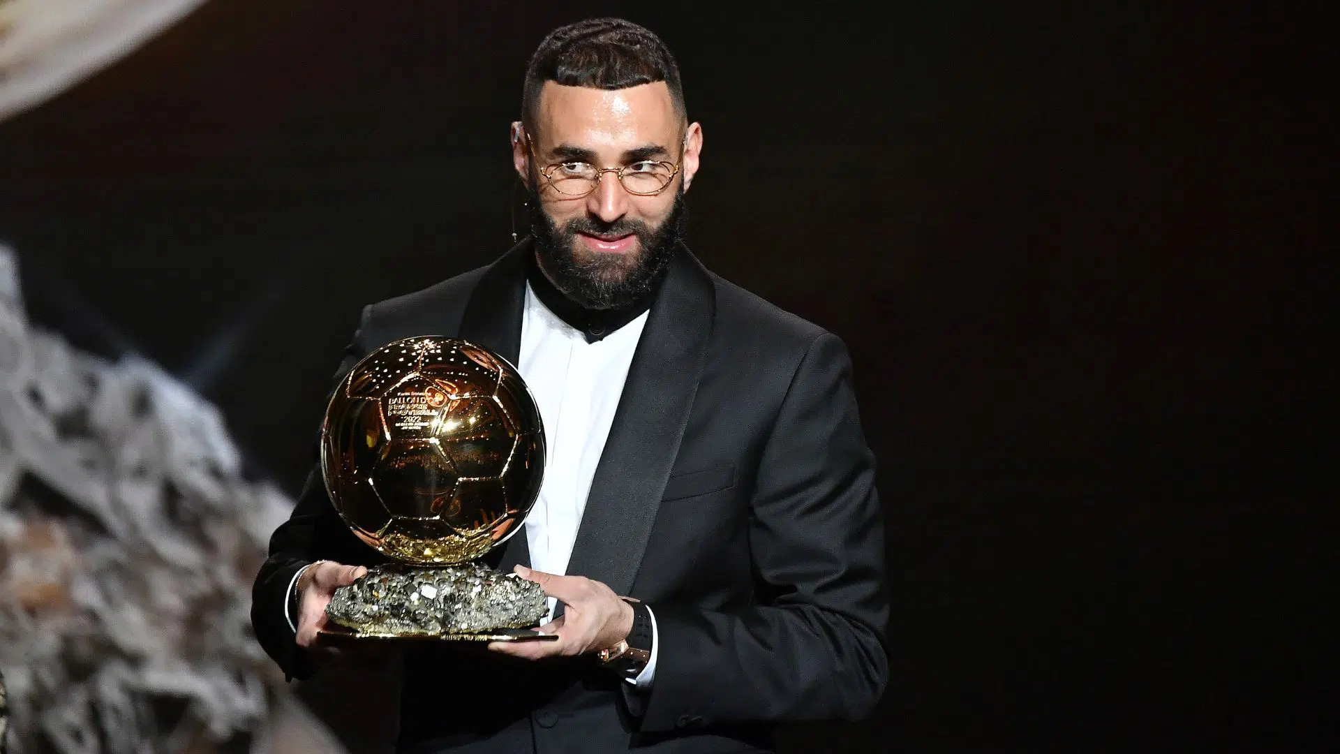 Karim Benzema com Bola de Ouro, em 2022