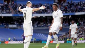 Benzema e Vini Jr comemorando juntos, no Real Madrid