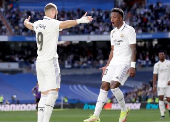 Benzema e Vini Jr comemorando juntos, no Real Madrid