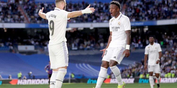 Benzema e Vini Jr comemorando juntos, no Real Madrid