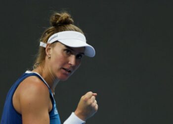 Bia Haddad comemora vitória no WTA de Ningbo, na China