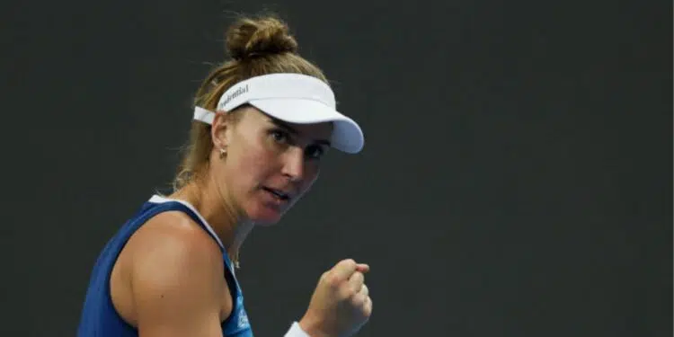 Bia Haddad comemora vitória no WTA de Ningbo, na China