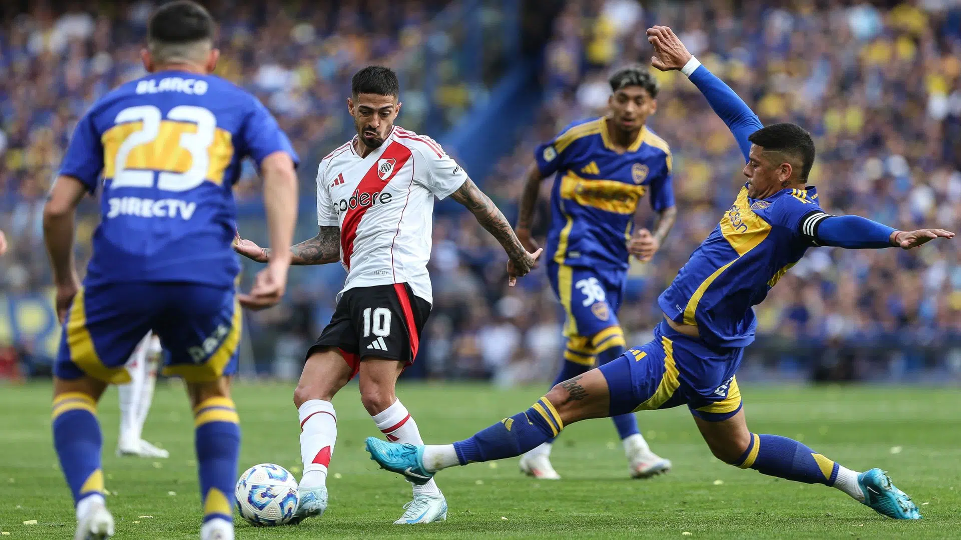 Manuel Lanzini, do River Plate, sendo marcado por Marcos Rojo, do Boca Juniors