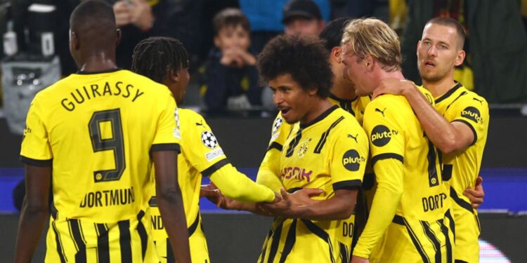 Jogadores do Borussia comemorando gol contra o Celtic