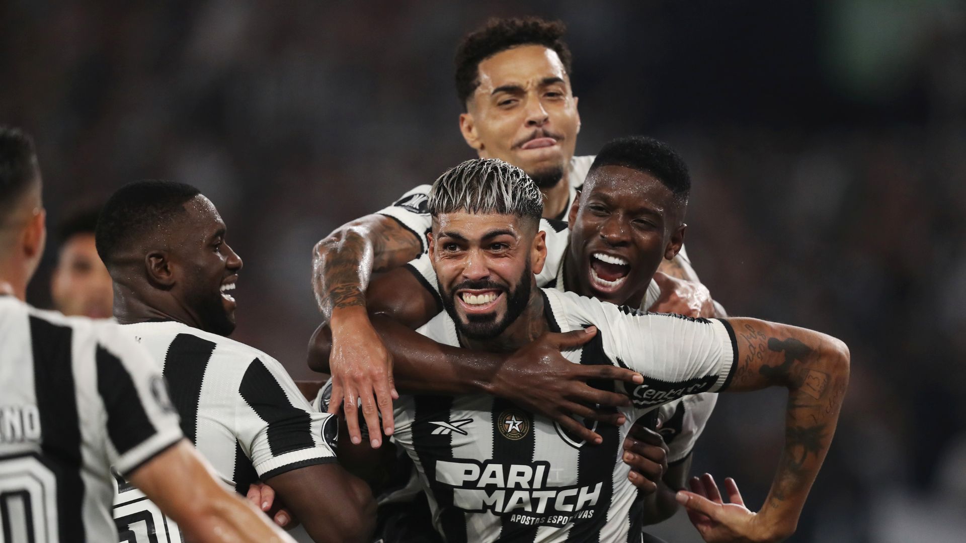 Jogadores do Botafogo comemorando gol de Barboza, contra o Pe&ntilde;arol