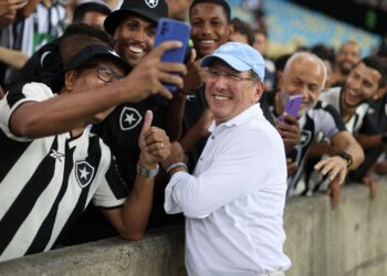 John Textor cumprimentando torcedor do Botafogo, no Maracanã