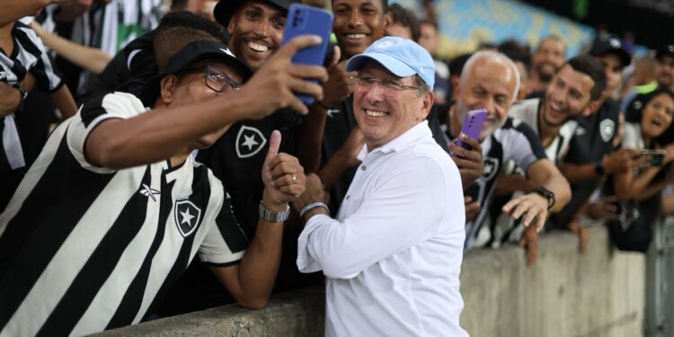 John Textor cumprimentando torcedor do Botafogo, no Maracanã