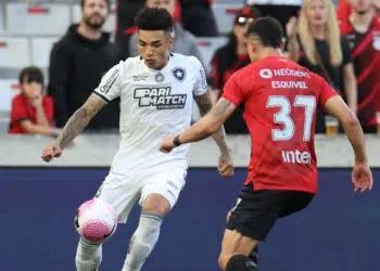 Botafogo bate Athletico-PR no Brasileirão