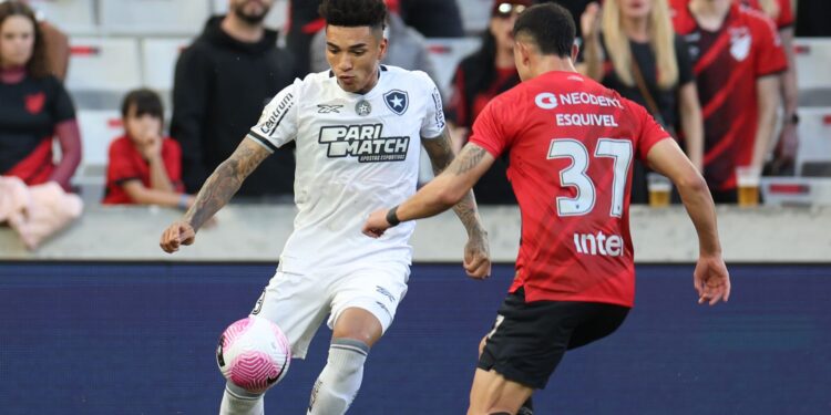 Botafogo bate Athletico-PR no Brasileirão