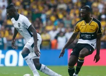 Luiz Henrique e Bolasie no duelo Botafogo x Criciúma, no primeiro turno