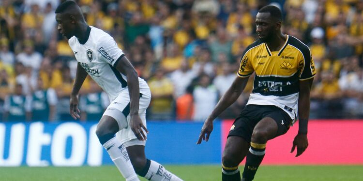 Luiz Henrique e Bolasie no duelo Botafogo x Criciúma, no primeiro turno