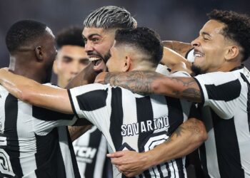 Jogadores do Botafogo comemorando o segundo gol contra o Peñarol