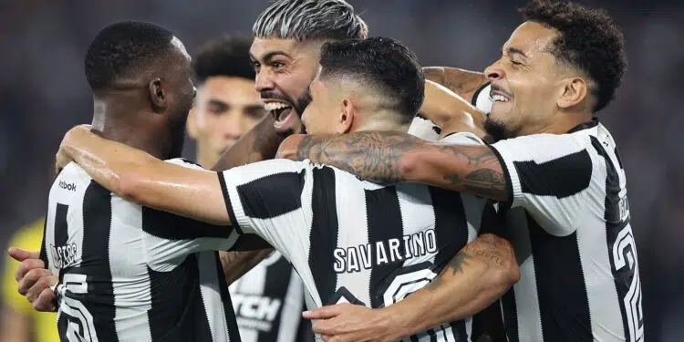 Jogadores do Botafogo comemorando o segundo gol contra o Peñarol