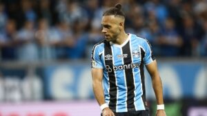 Braithwaite e Renato Gaúcho reclamam de arbitragem após derrota