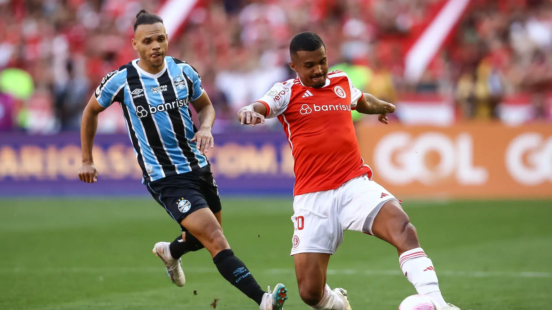 Braithwaite em ação contra o Internacional, em seu primeiro Gre-Nal 