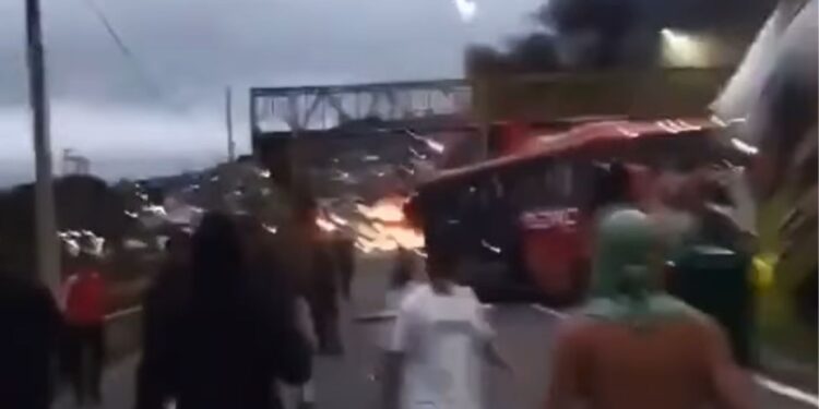 Cena da briga entre torcedores de Palmeiras e Cruzeiro