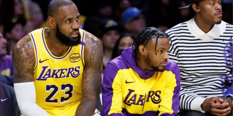 Bronny James sentado no banco de reservas ao lado do pai LeBron James