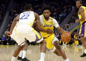 Bronny James tem boa atuação contra os Warriors