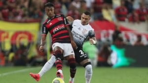 Bruno Henrique fazendo a proteção e Matheuzinho na marcação