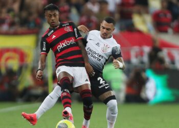 Bruno Henrique fazendo a proteção e Matheuzinho na marcação
