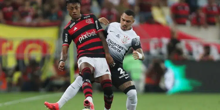 Bruno Henrique fazendo a proteção e Matheuzinho na marcação