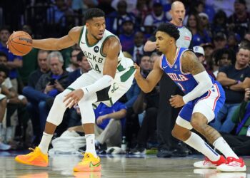 Milwaukee Bucks vence Philadelphia 76ers
