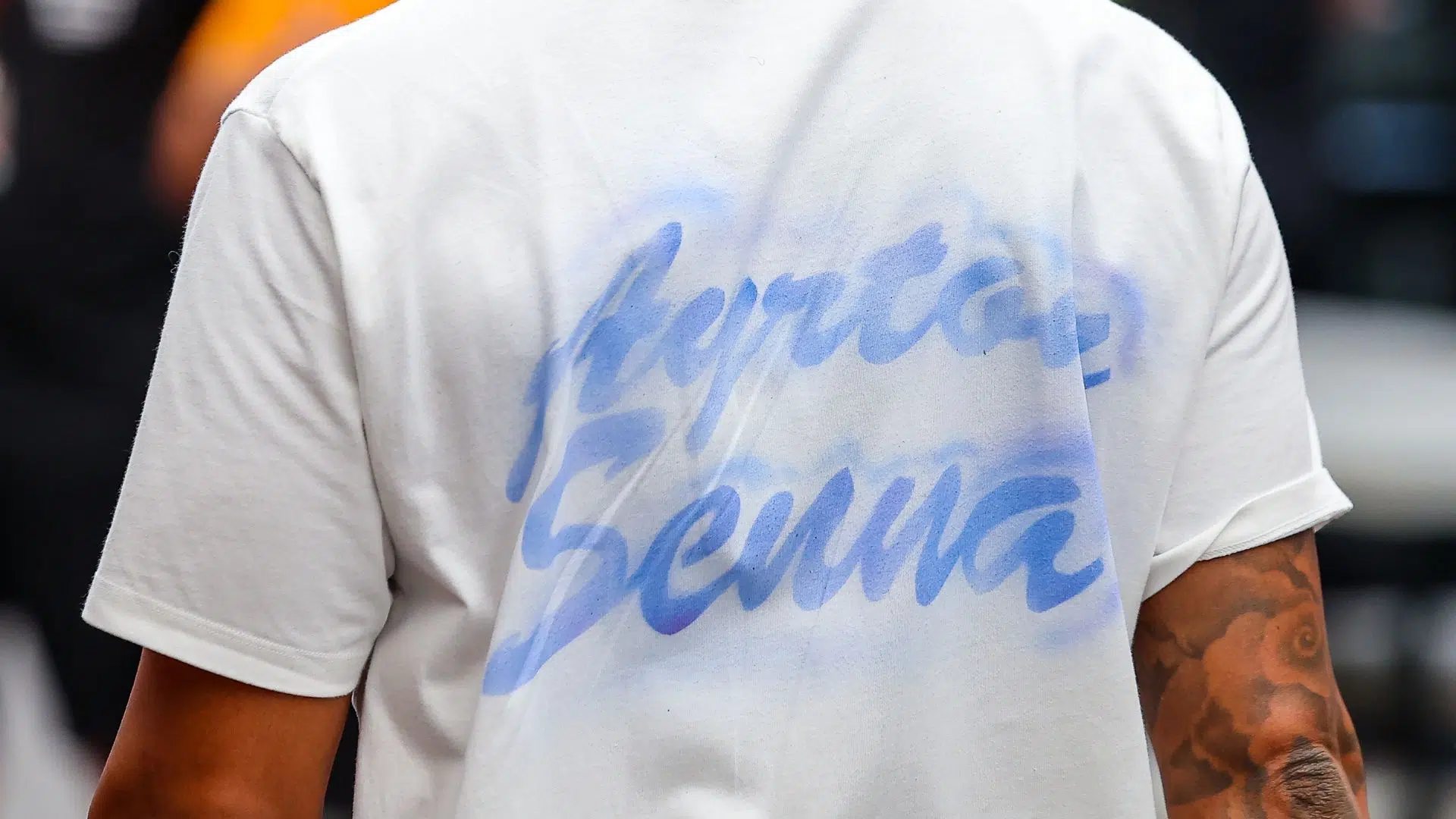 Detalhes da camisa de Lewis Hamilton, em homenagem a Ayrton Senna