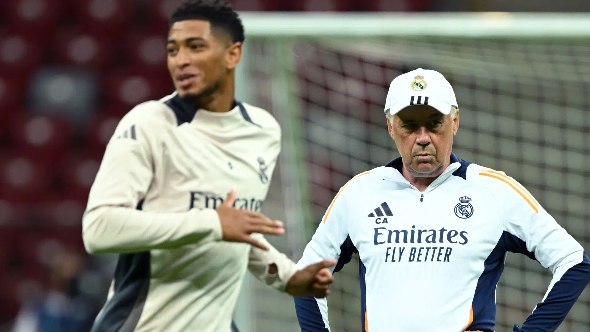 Carlo Ancelotti, no fundo, observando movimentação de Jude Bellingham, em primeiro plano