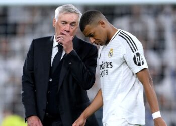 Carlo Ancelotti e Kylian Mbappé conversando, após jogo do Real Madrid