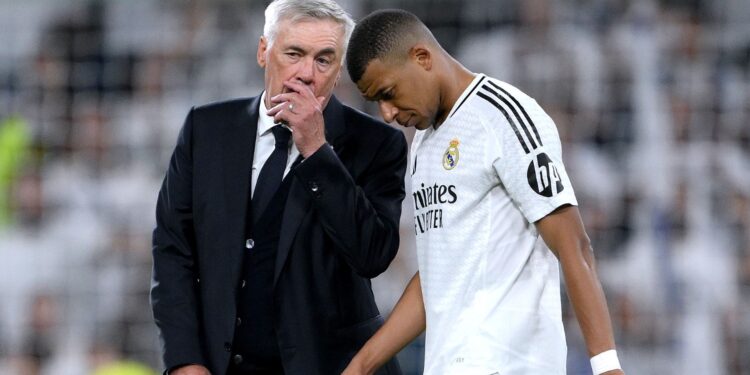 Carlo Ancelotti e Kylian Mbappé conversando, após jogo do Real Madrid