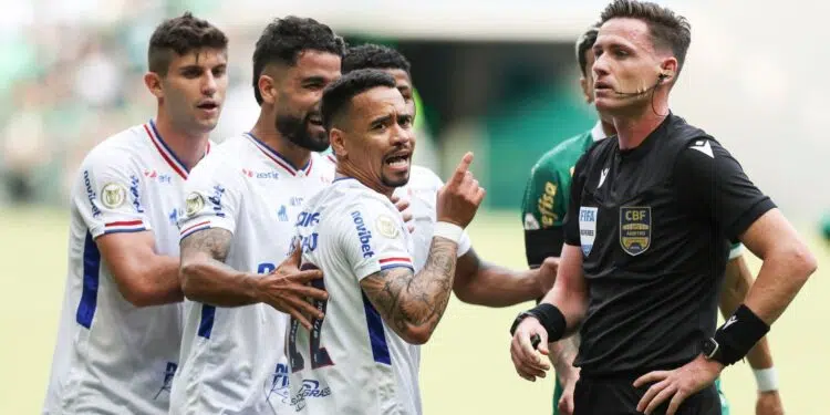 CBF afasta árbitros após rodada polêmica