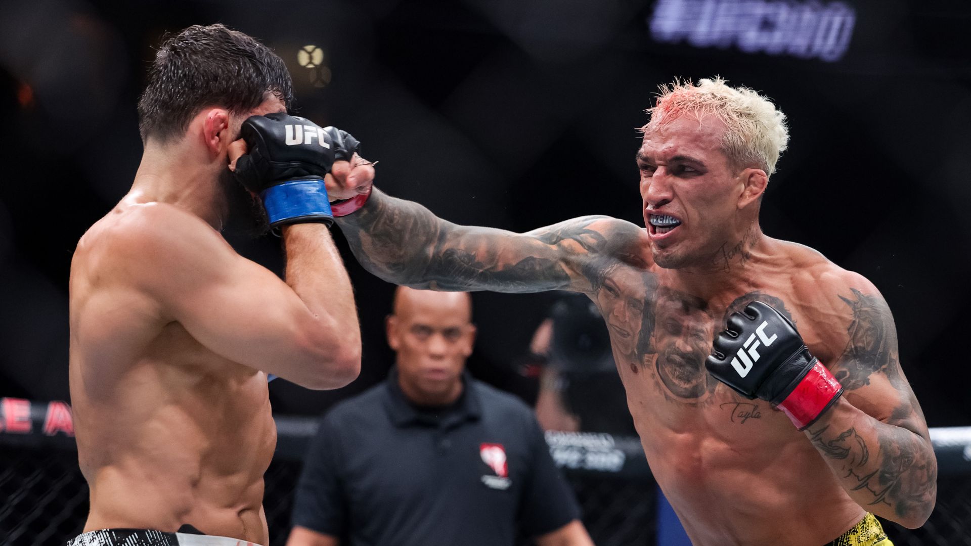 Charles Oliveira em ação pelo UFC