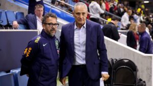 Cléber Xavier ao lado de Tite, durante jogo da Seleção Brasileira