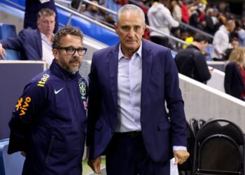 Cléber Xavier ao lado de Tite, durante jogo da Seleção Brasileira