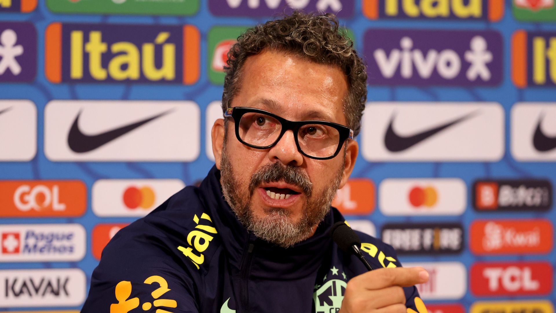 Cléber Xavier em coletiva de imprensa da Seleção Brasileira 