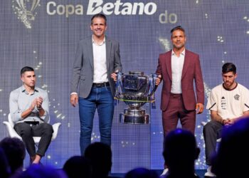 Victor e Diego RIbas com a taça da Copa do Brasil