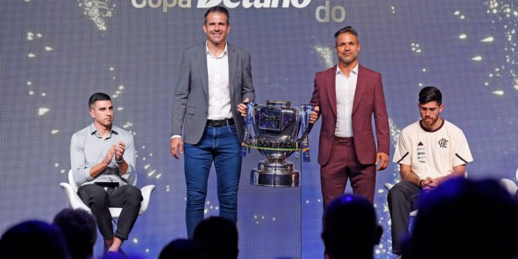Victor e Diego RIbas com a taça da Copa do Brasil