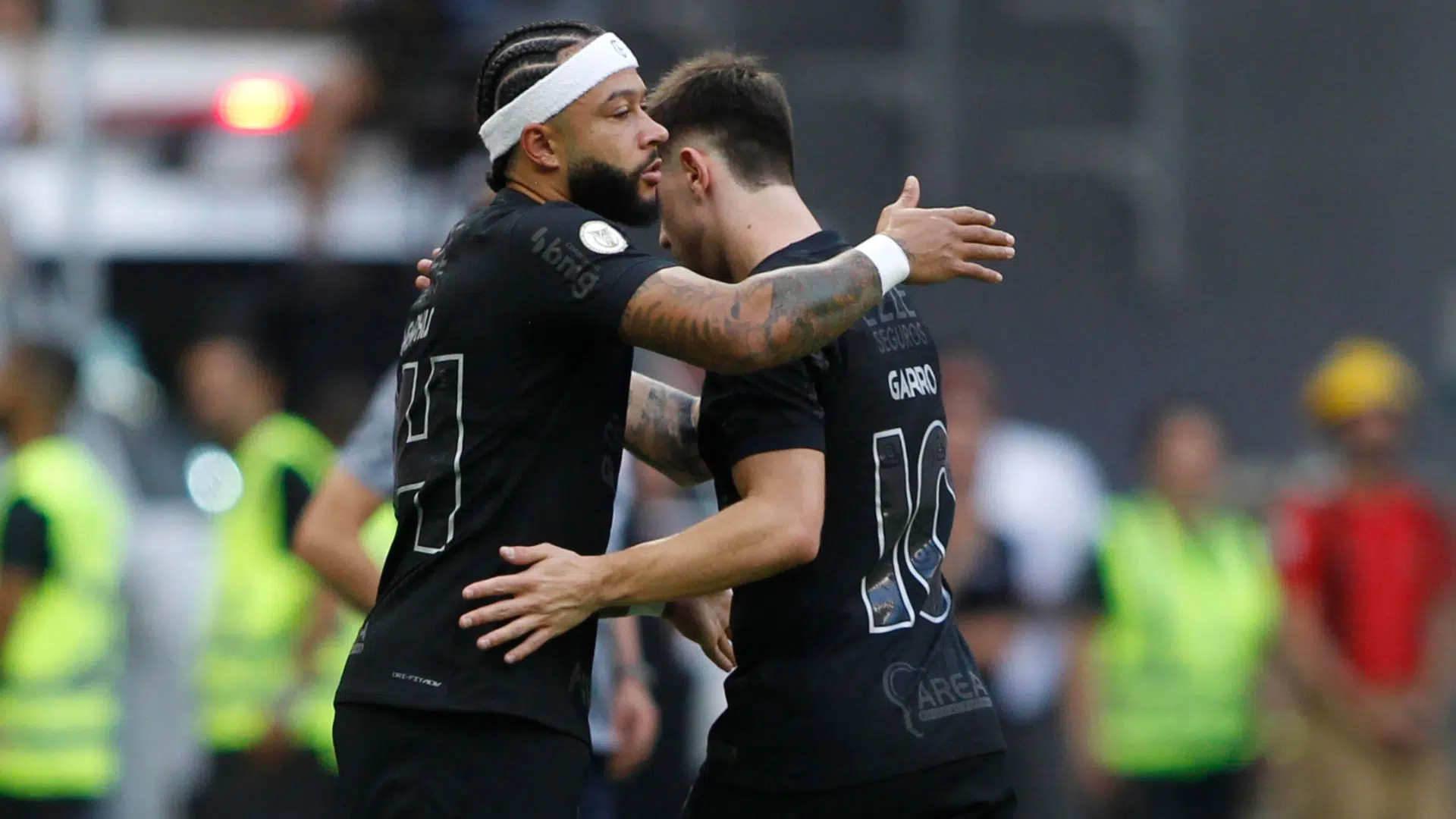 Memphis Depay e Rodrigo Garro se abraçando, em jogo do Corinthians