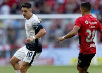 Rodrigo Garro em ação contra o Athletico-PR