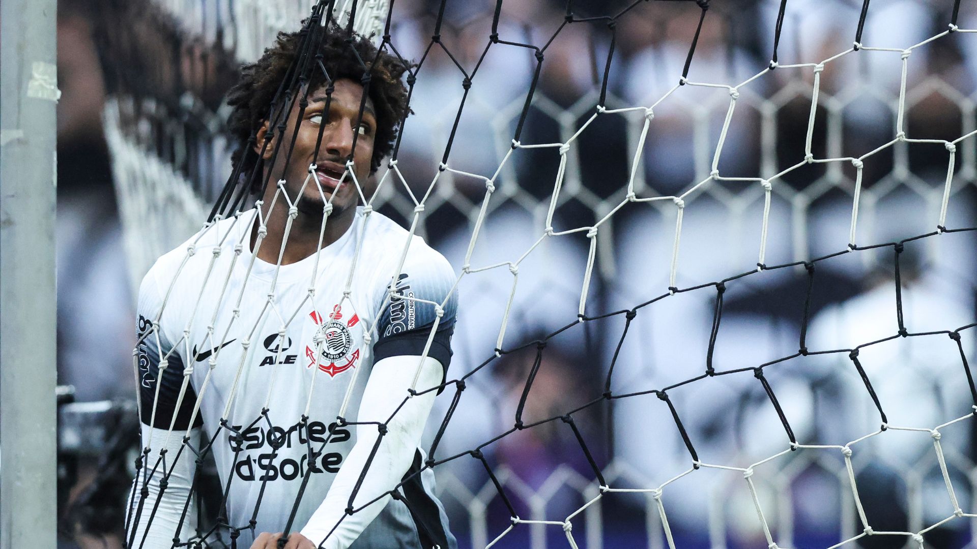 Talles Magno lamentando chance perdida, dentro do gol, na Neo Qu&iacute;mica Arena 