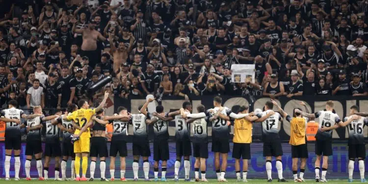 Jogadores do Corinthians comemorando classificação na Sul-Americana