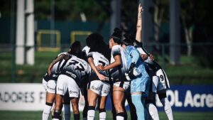 Equipe do Corinthians concentrada antes de jogo da Libertadores Feminina