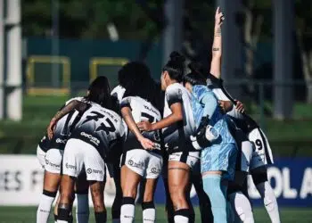 Equipe do Corinthians concentrada antes de jogo da Libertadores Feminina