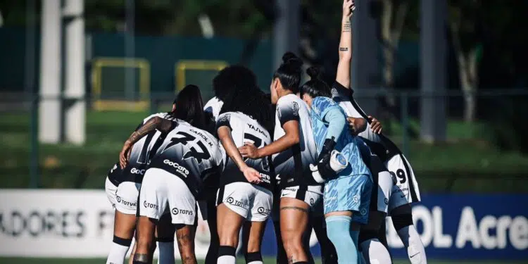 Equipe do Corinthians concentrada antes de jogo da Libertadores Feminina